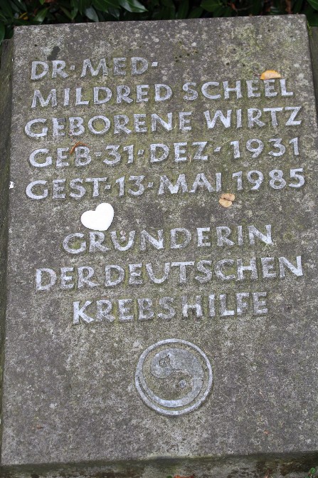 Dr. Mildred Scheel, Grabstein, Alter Friedhof Bonn